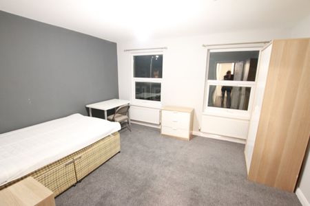 6 Bed Terraced House, Grange Avenue, RG6 - Photo 3