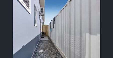 NEAR NEW WYNNUM WEST STUDIO UNIT - Photo 4