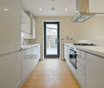 A brand new apartment with wonderful private terrace and balcony in the heart of Windsor Town. - Photo 1