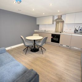 3 bedroom Flat in Flat 2, Leeds - Photo 1