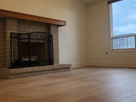 Four bedroom detached Whitby ( No basement) - Photo 1