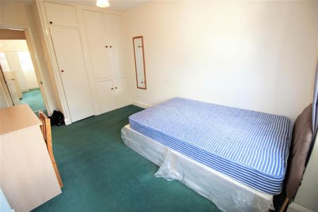 3 bedroom flat to rent - Photo 5