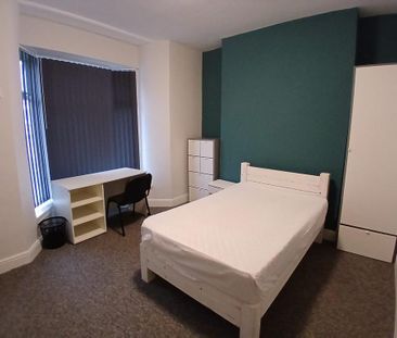 4 bedroom semi-detached house to rent - Photo 6