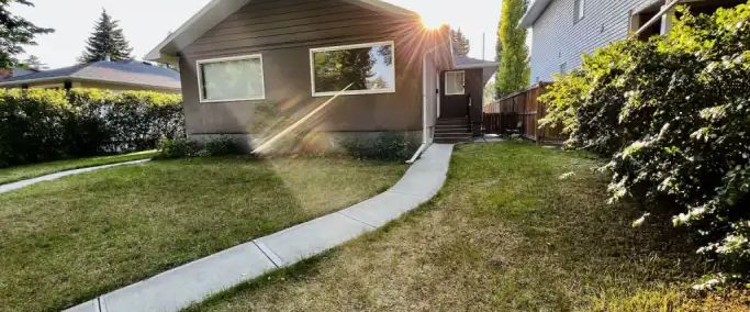 Spacious 2 bedroom, 1 bathroom duplex | 319 37 Street Southwest, Calgary - Photo 1