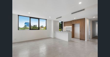 Modern Apartment with Prime Location in Toowong. $800 per week, increase to $850 on 16/07/2026. - Photo 2