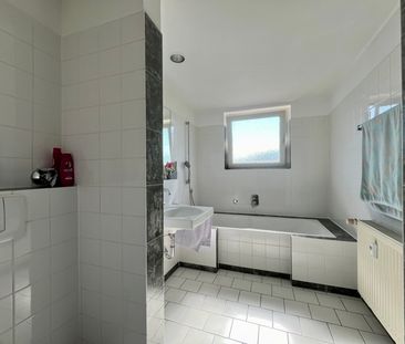 Renovierte 2-Zimmer-Wohnung mit Balkon, Tageslichtwannenbad, Küche ... - Photo 6