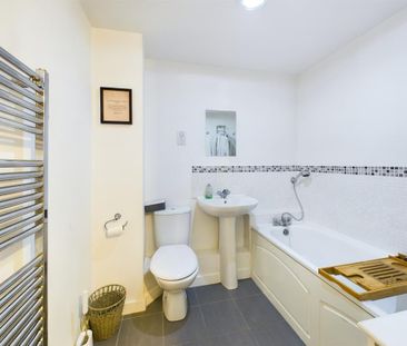 2 bedroom flat to rent - Photo 6