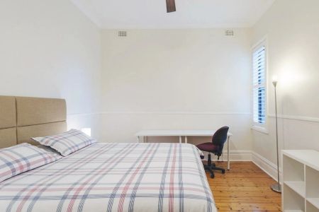 Great Home in the center of Stanmore Village - Photo 3