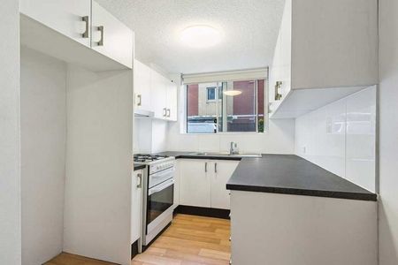One-Bedroom Apartment in the Heart of Mascot - Photo 2