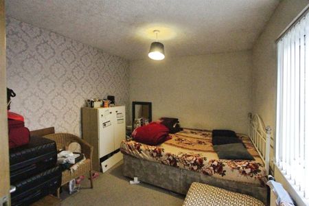 2 bedroom Flat To Let - Photo 3