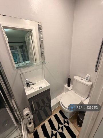 1 bedroom in a house share to rent - Photo 5