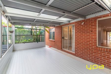 Spacious Family Living in Cranbourne West - Photo 4