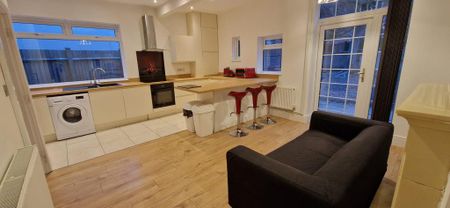1 bedroom in a house share to rent - Photo 3
