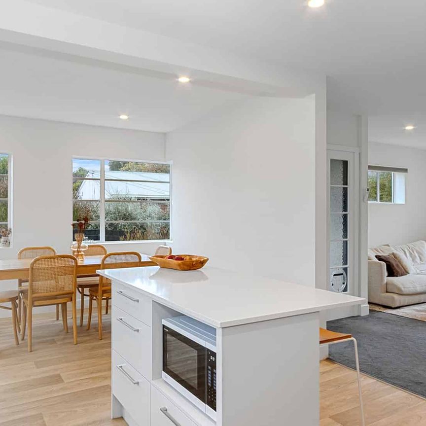 Tastefully renovated art deco house - Photo 1