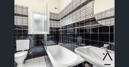 Spacious Top Floor Two Bedroom Apartment - Photo 5