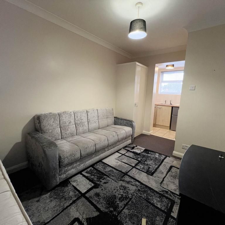 Studio to rent - Photo 1