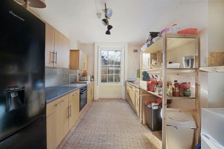 6 bedroom house in London - Photo 2