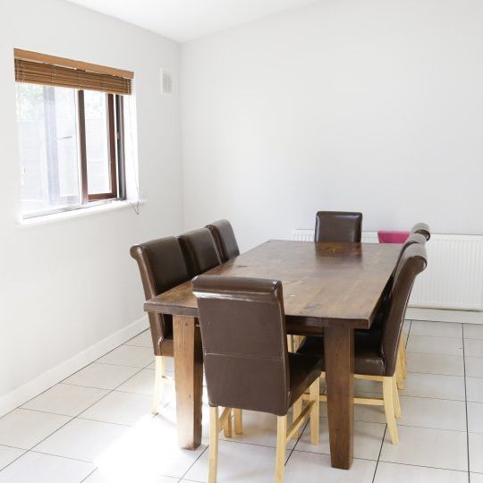 Bright room in 5-bedroom apartment in Ballymun, Dublin - Photo 1