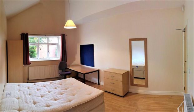 1 bedroom in a house share to rent - Photo 1