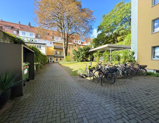 Ruhig, viel Grün & mitten im Zentrum - Schöne 3-Zimmer-Wohnung mit sonnigem Balkon - Photo 1