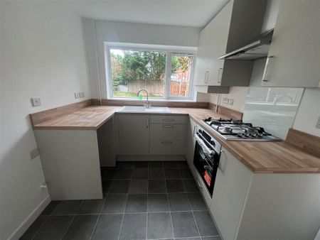 3 bedroom semi-detached house to rent - Photo 2