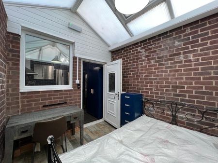 Studio Flat, Victoria Park, M14 - Photo 2