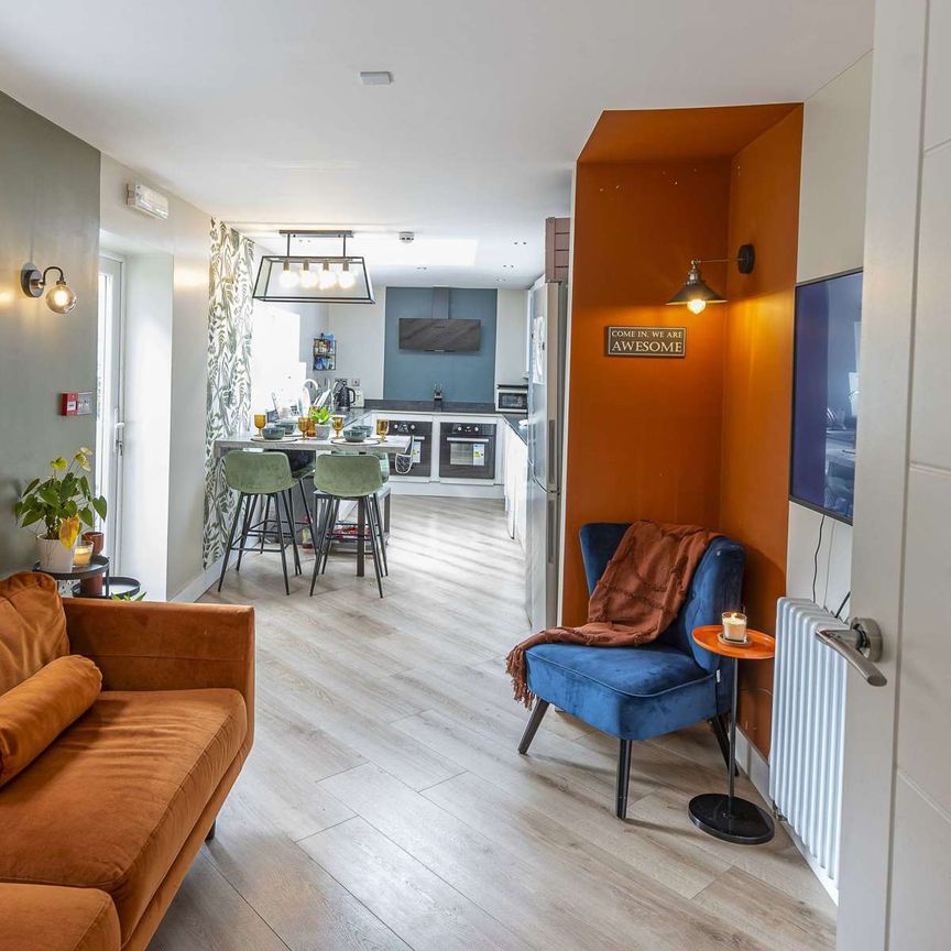 UK Award Winning, exceptionally high standard, design-led, immaculate, quiet but friendly & sociable shared home in prime location, close to Chester City Centre, transport, good shops and leisure. Room 5 - Photo 1