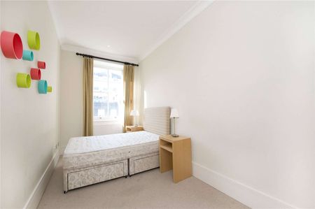 A lovely and bright two bedroom apartment situated on the third floor of a grand stucco fronted building in Lancaster Gate - Photo 2