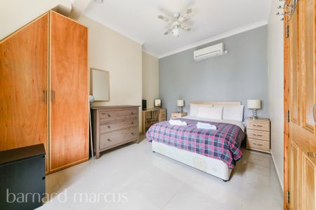 Charing Cross Road - Photo 2