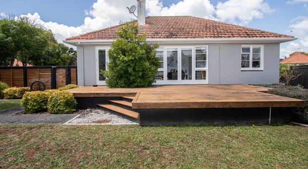 Hayes Paddock location, walk to the river & Grey Street amenities! - Photo 1