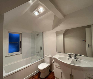 Charming 4BR Home with Garden and open plan living - Photo 3