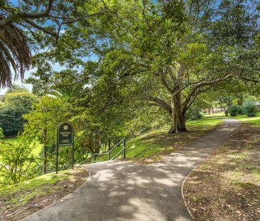 Sunny spacious apartment in leafy locale - Photo 3