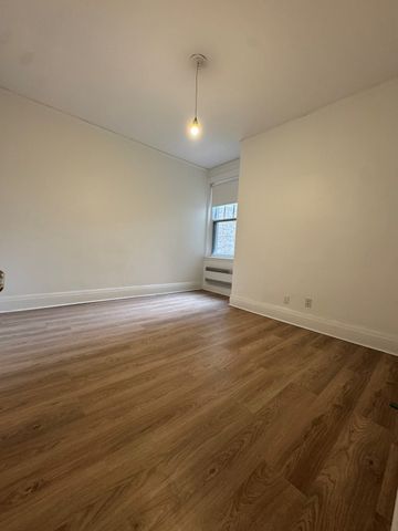 Grand logement de 2 chambres, offert en location semi-meublée ! - Photo 4