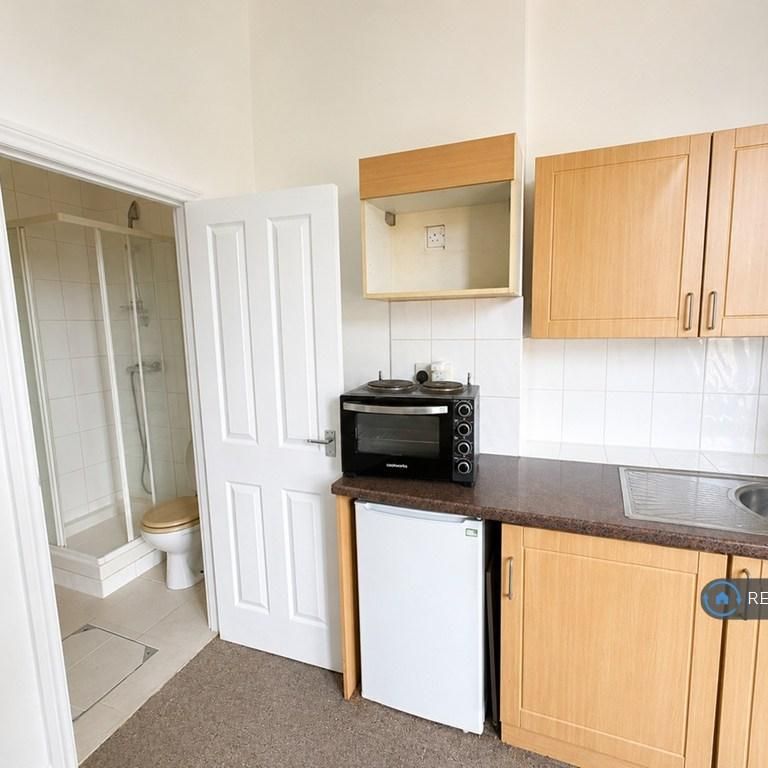 Studio to rent - Photo 1