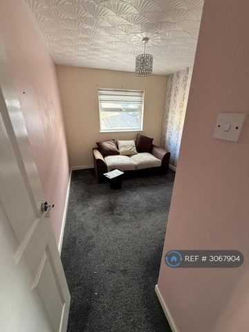 2 bedroom end of terrace house to rent - Photo 2