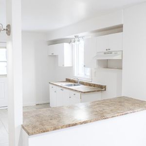 Beau 5 et demi MONTCALM 1550$ CHAUFFÉ STATIONNEMENT INCLUS - Photo 2