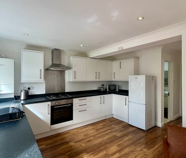 Friendly Shared Home for 5 Young Professionals - Photo 1
