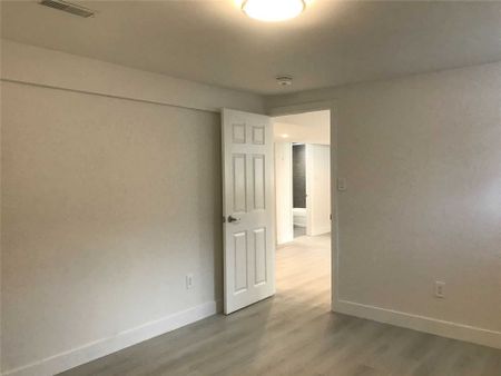 For Lease - 421 Woodcrest Avenue Unit# Lower, Oshawa, Ontario - Photo 3