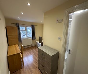 Room in a Shared House, Leslie Road, E11 - Photo 1