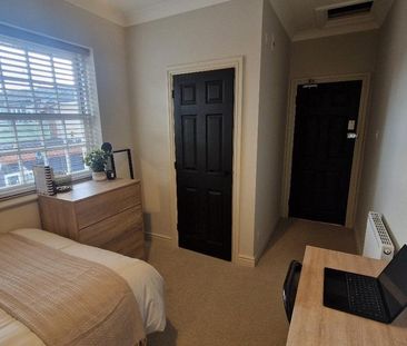 1 bedroom in a house share to rent - Photo 2
