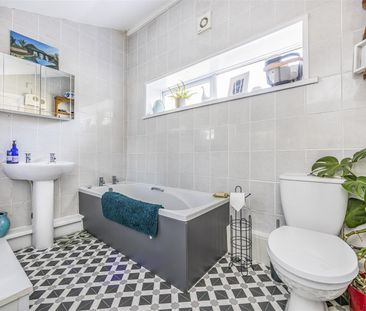 Cottage For Rent 19 Leigh Road, Havant - Photo 1