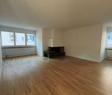 Attractive 2.5-room apartment with fireplace in a prime location - Photo 3