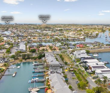 SPARKLING COASTAL TOWNHOUSE WITH CHÍC RENOVATED INTERIOR CONTACT JU... - Photo 4