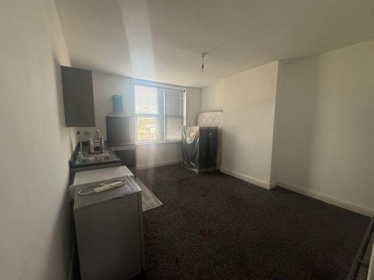 Flat Upstairs, 216 York Road, Leeds - Photo 1