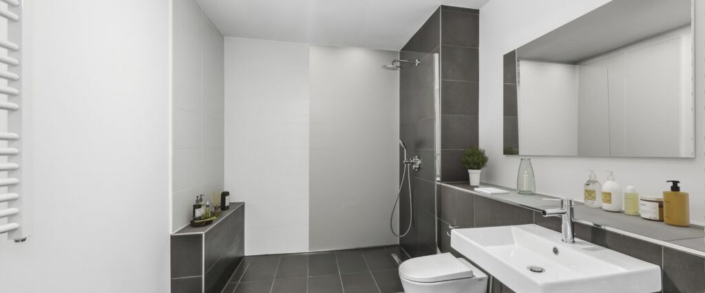 Live Elevated – Charmantes 3-Zimmer-Apartment mit Loggia im exklusiven Colonnades - Photo 1