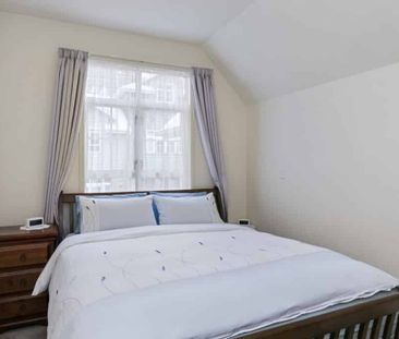 Modern City Townhouse + Garage – Close to Parliament & CBD - Photo 3