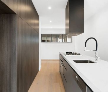 Stylish townhouse in prime Preston location. - Photo 1