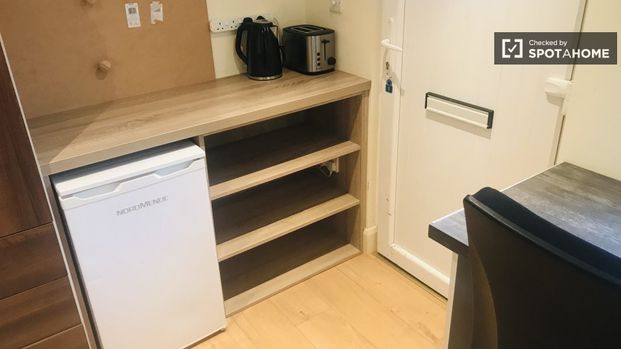 Room in 3-bedroom apartment in Cabra, Dublin - Photo 1