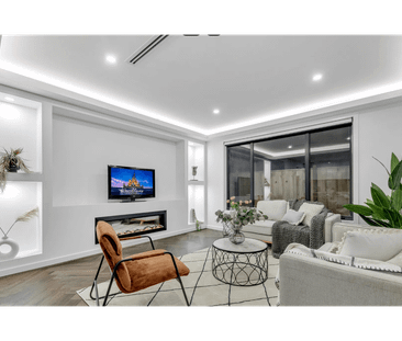 LUXE LIVING IN AN ENVIABLE LOCATION WITH 2 ENSUITS !! - Photo 6