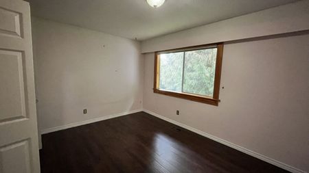 Family Home with Two Kitchens - Photo 3